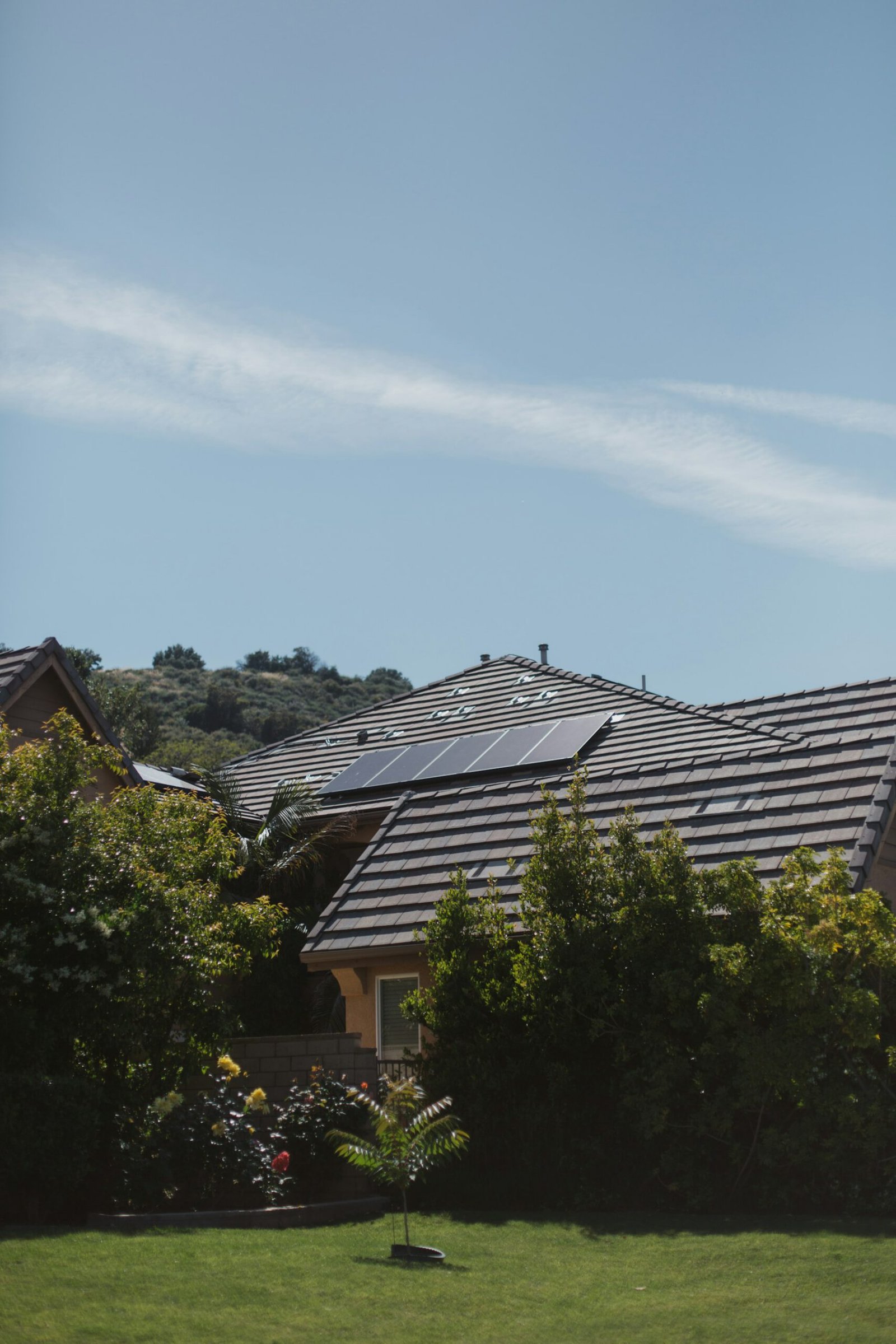 Wohnhaus mit Photovoltaikmodulen auf dem Dach
