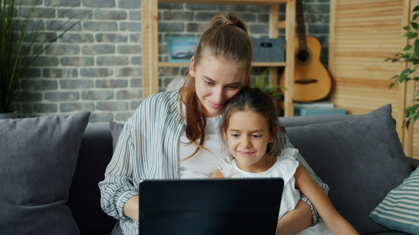 Familie informiert sich gemeinsam zu ihrem Energievertrag