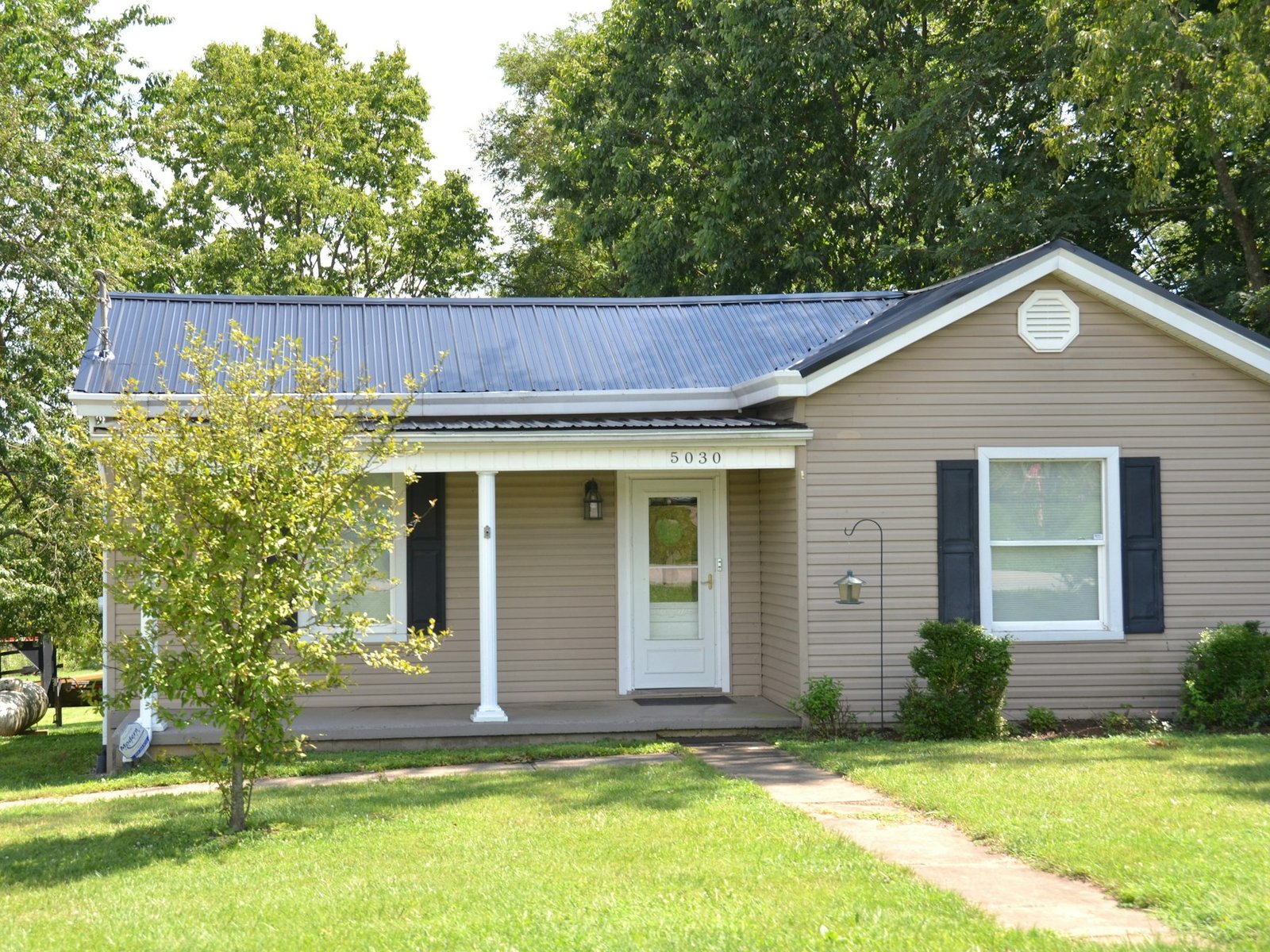Wohnhaus mit Solartechnik auf dem Dach