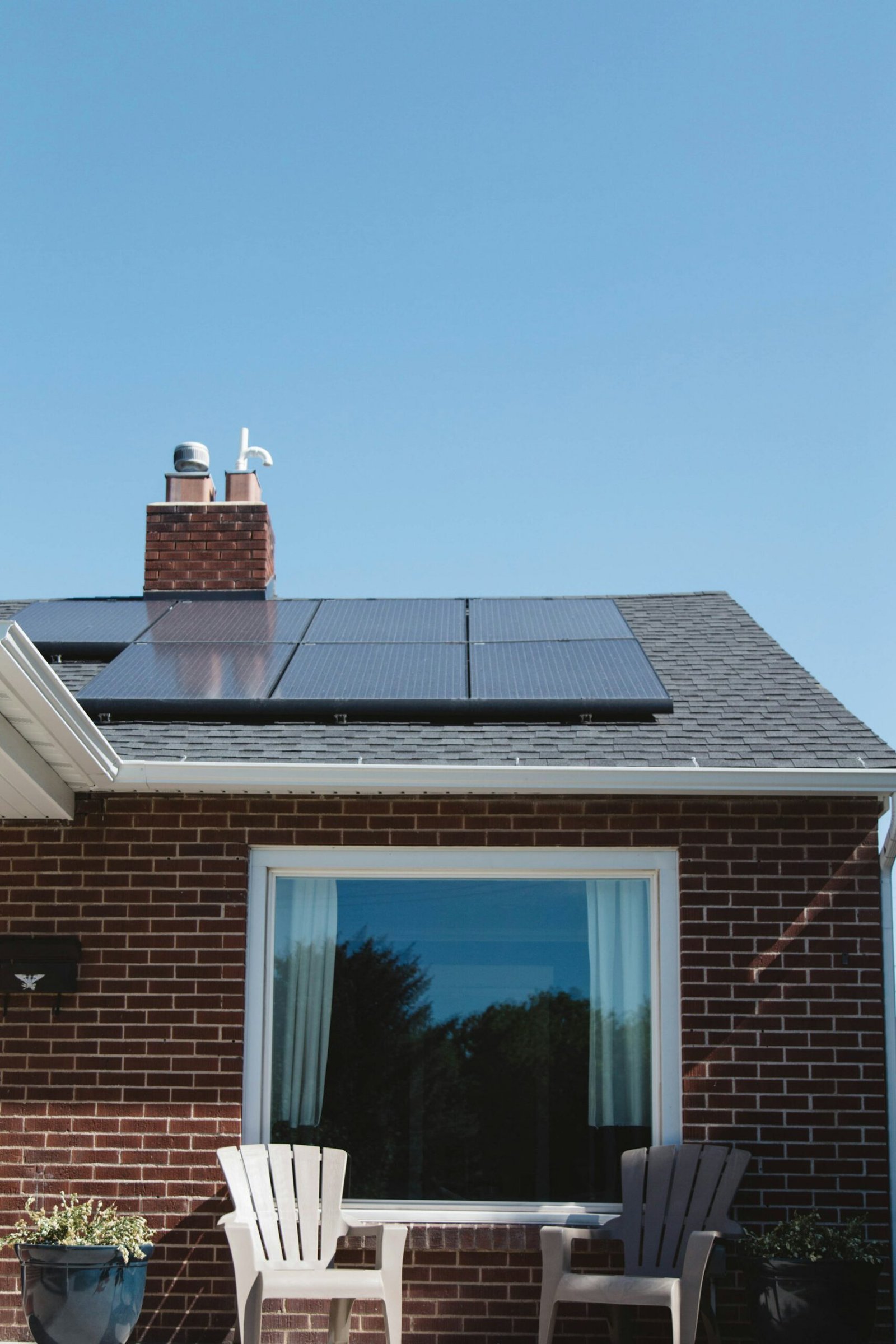 Wohnhaus mit Photovoltaikmodulen auf dem Dach
