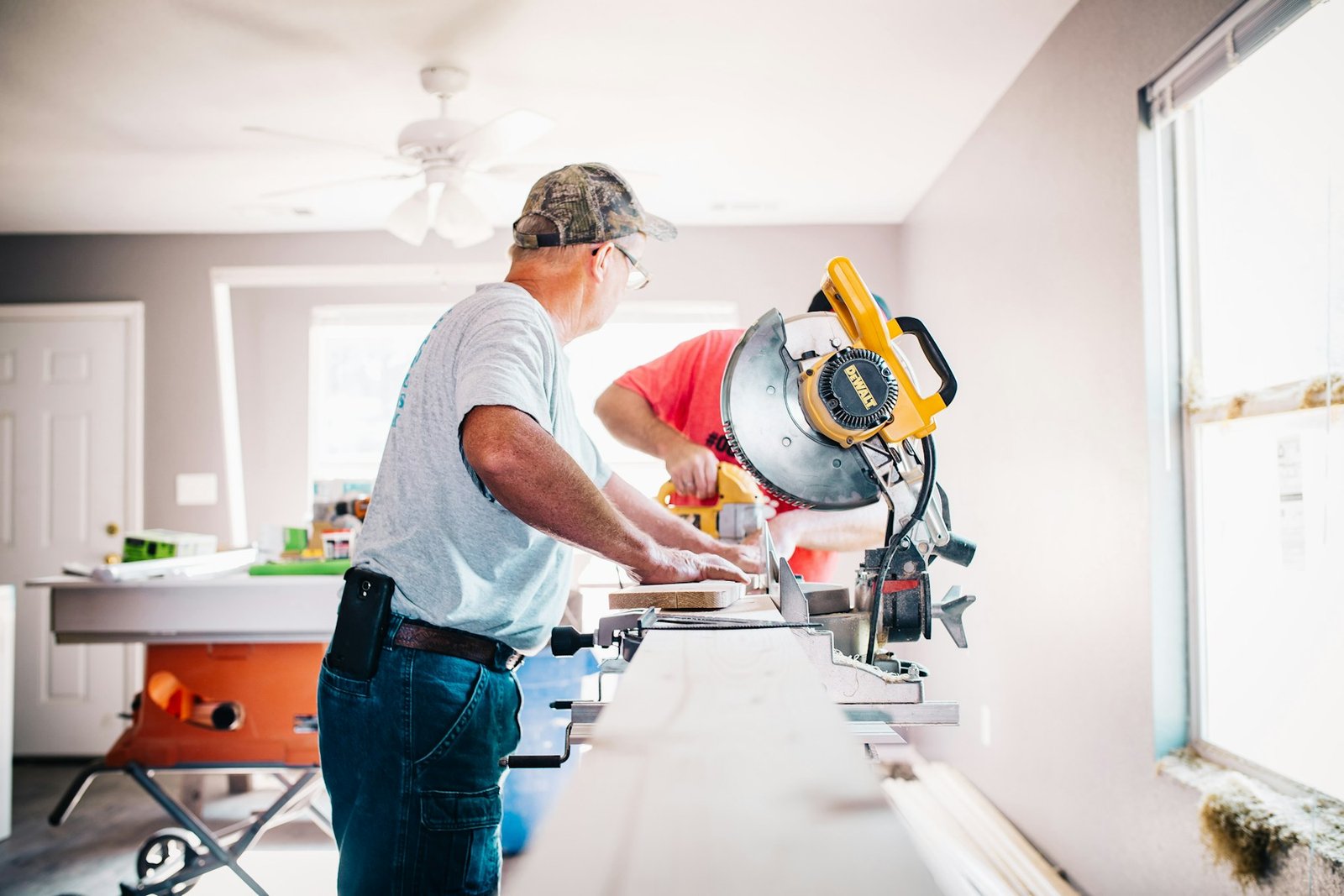 Handwerker bei präzisen Arbeiten in einer Immobilie