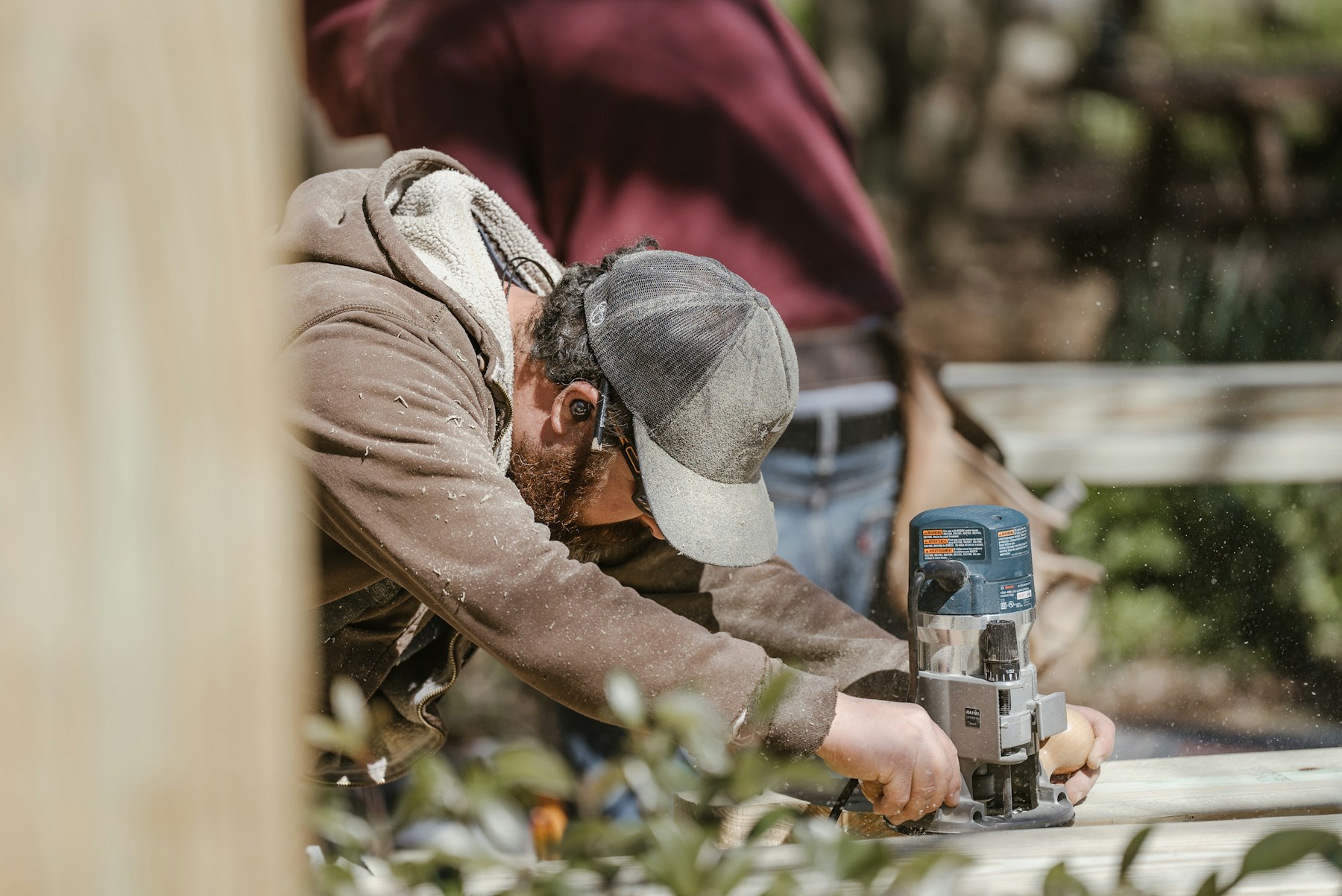 Handwerker führt Arbeiten an einem Gebäude aus