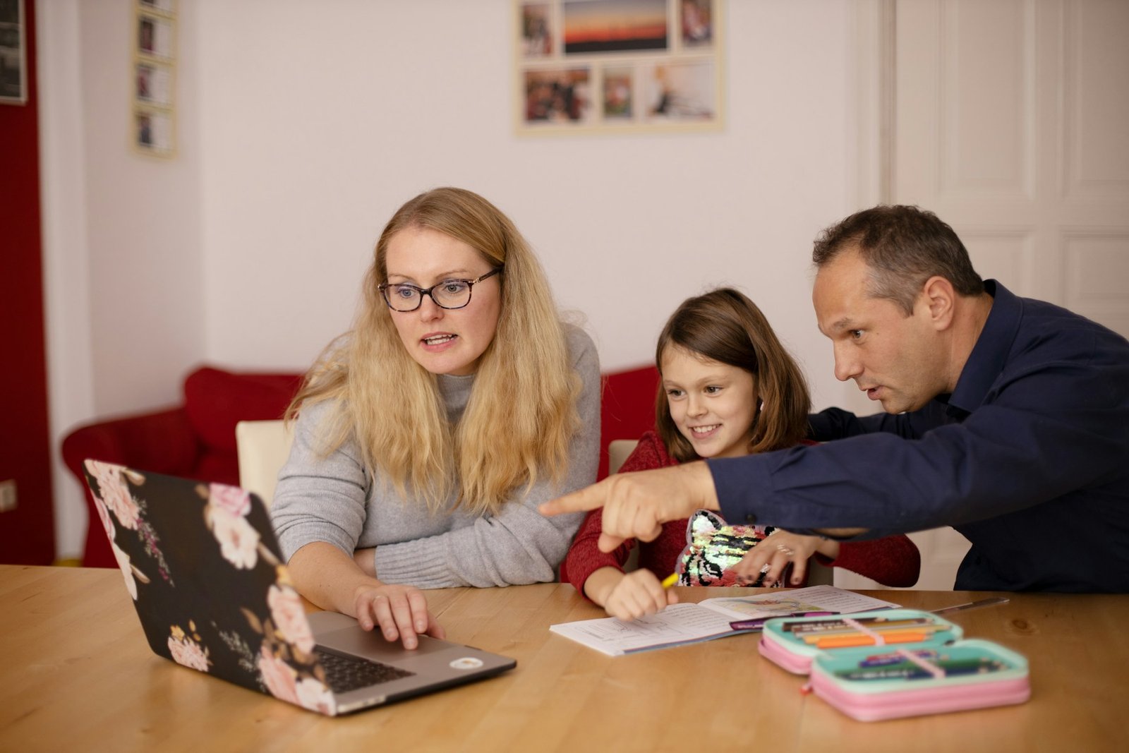 Familie bespricht Unterlagen am Küchentisch