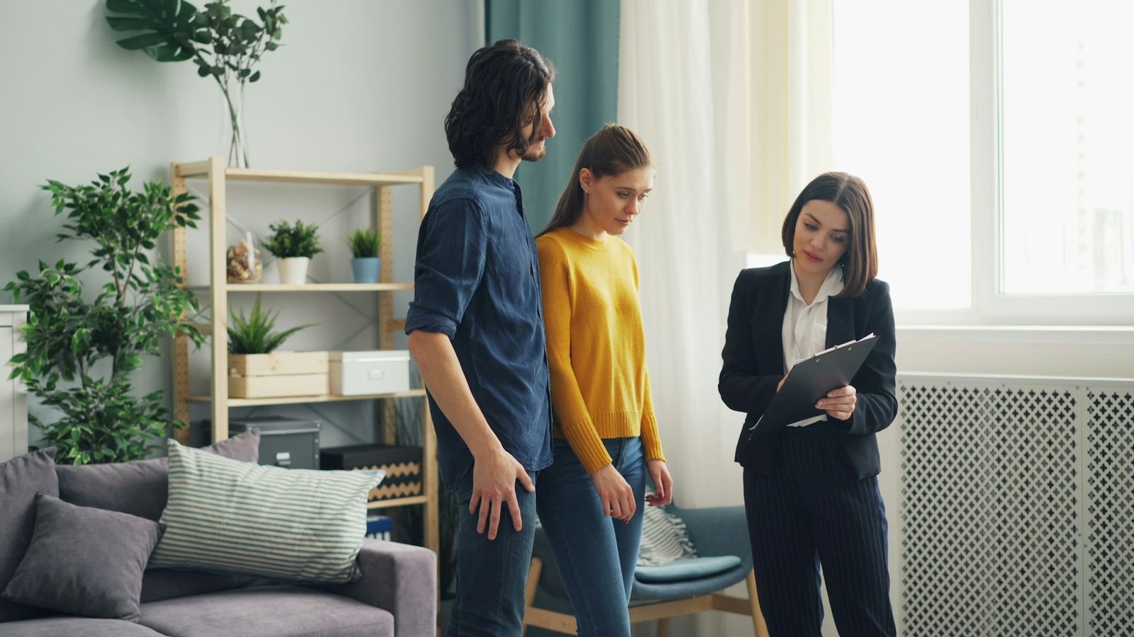 Eigentümer besprechen den Zustand ihrer Wohnung mit einer Fachberaterin