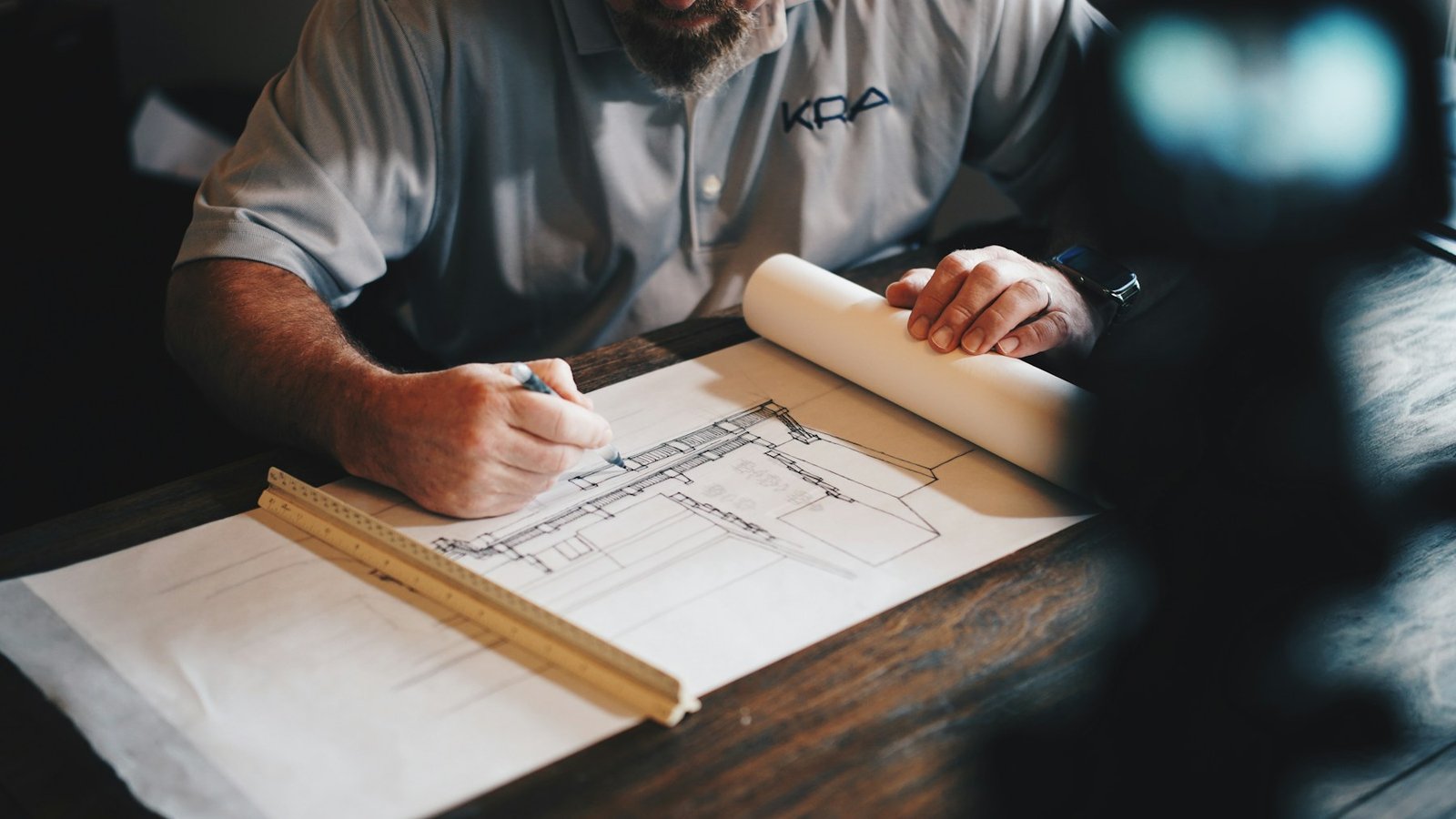 Architekt prüft einen Gebäudeplan
