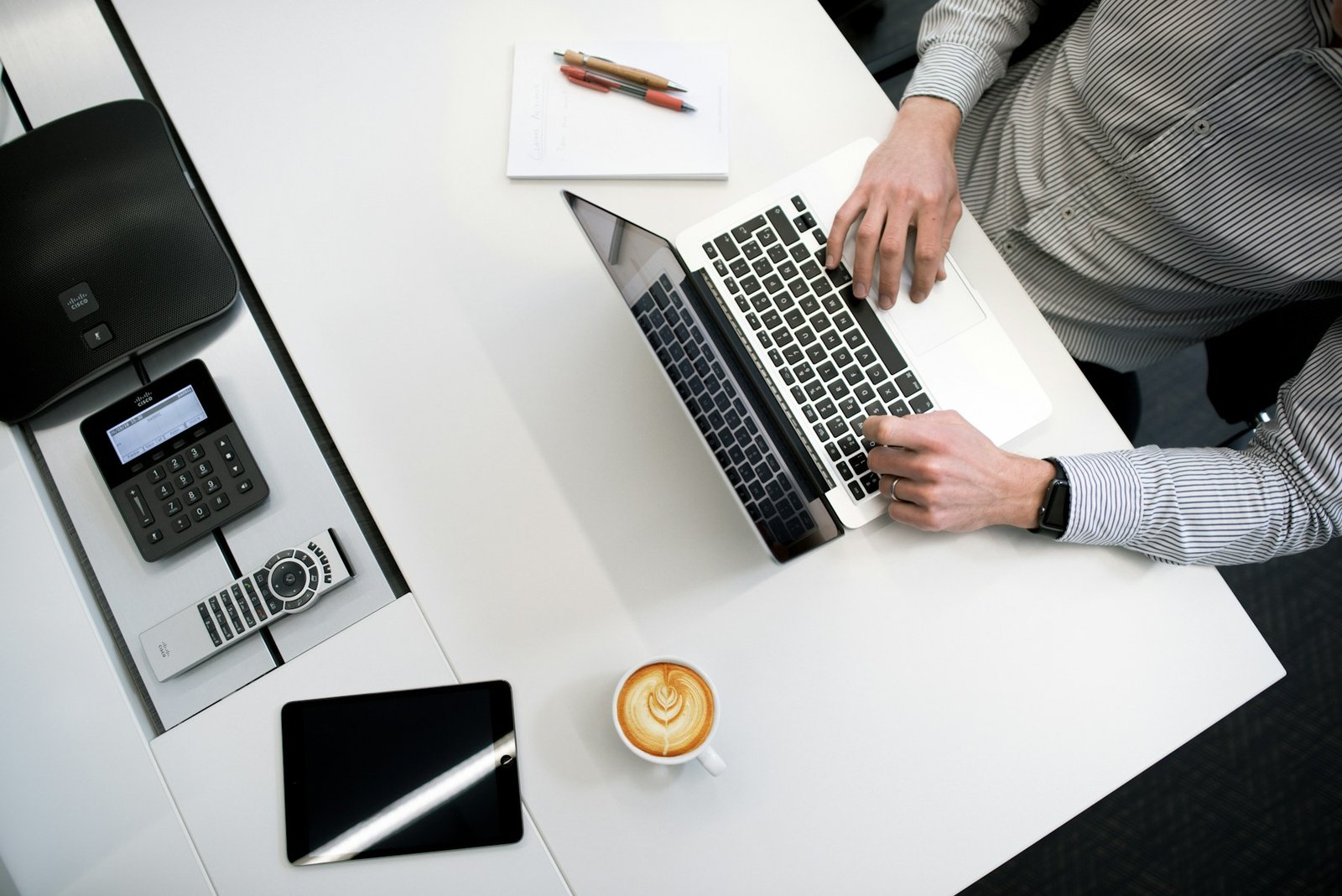 Dokumente werden digital am Arbeitsplatz versendet