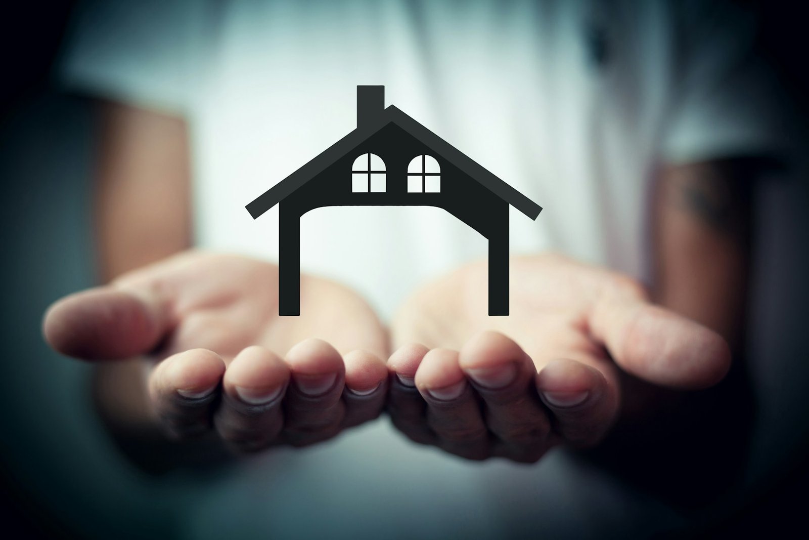 Hände halten ein Haus als Symbol für die persönliche Solarberatung