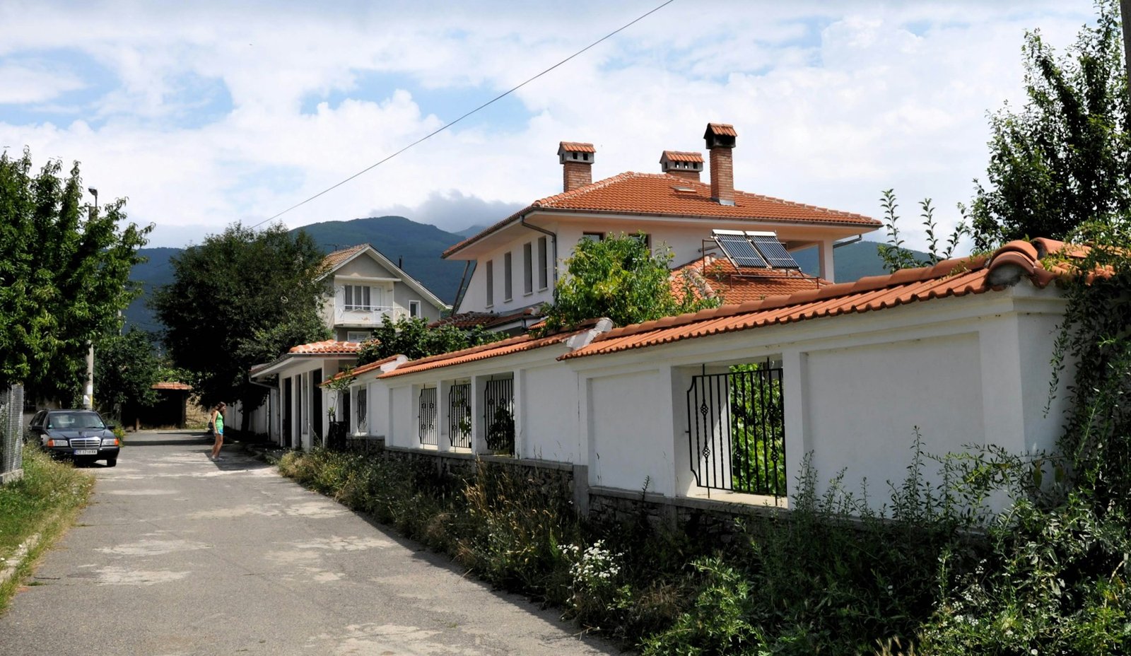 Wohnhaus mit Solaranlage auf dem Dach