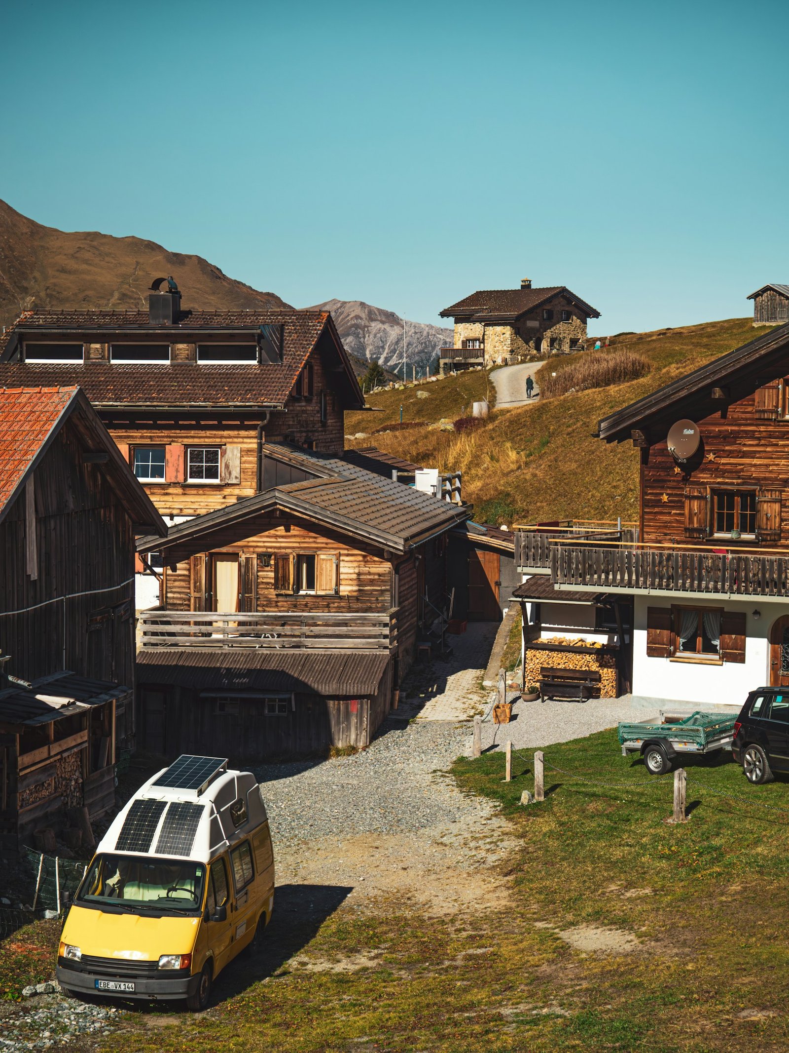 Häuser mit Solartechnik in alpiner Umgebung